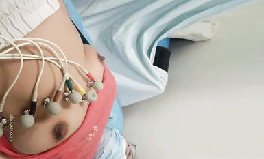 國內某體檢中心心電圖檢查偷拍 各種美乳大學生少婦美乳映入眼簾，處女的奶子圓潤堅挺好好看 (8)