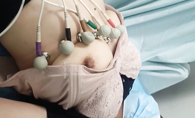 國內某體檢中心心電圖檢查偷拍 各種美乳大學生少婦美乳映入眼簾，處女的奶子圓潤堅挺好好看 (9)