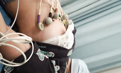 國內某體檢中心心電圖檢查偷拍 各種美乳大學生少婦美乳映入眼簾，處女的奶子圓潤堅挺好好看 (43)