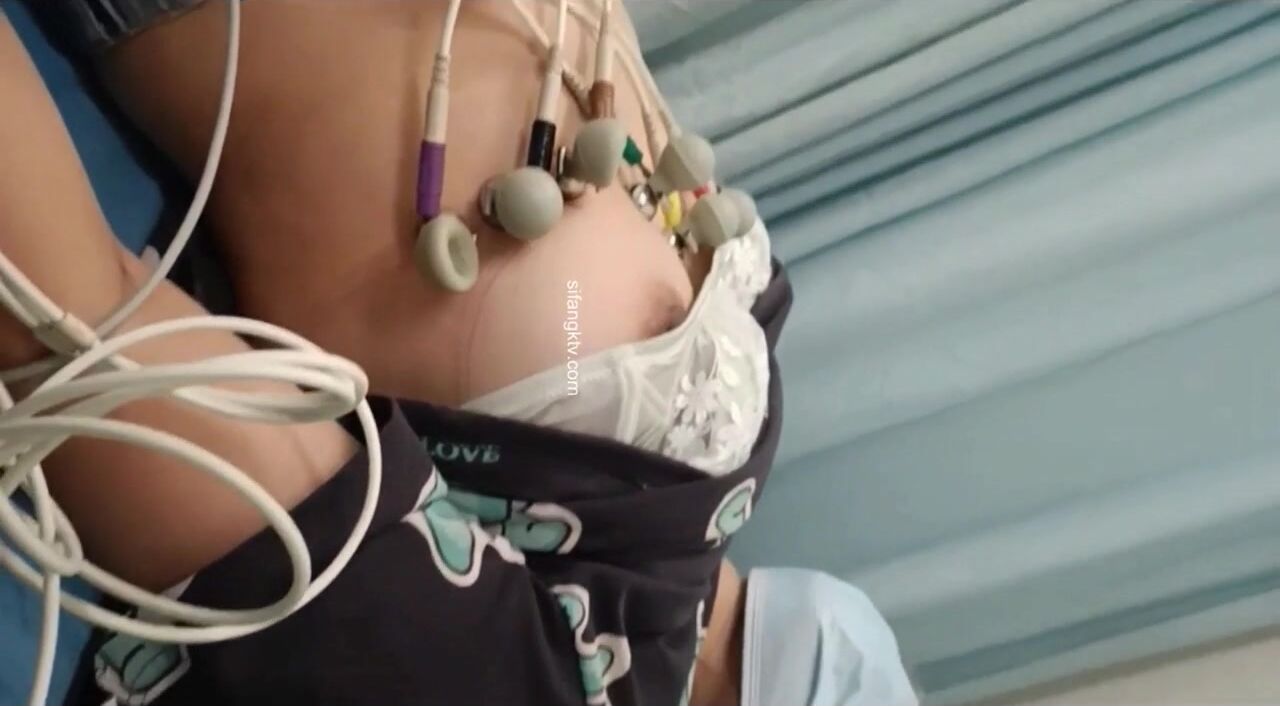 國內某體檢中心心電圖檢查偷拍 各種美乳大學生少婦美乳映入眼簾，處女的奶子圓潤堅挺好好看 (43)