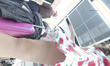 超高質量機場地鐵抄底 高挑美女陰毛旺盛露出兩根 三角內內夾在逼縫隙里 高清1080P版 (2)