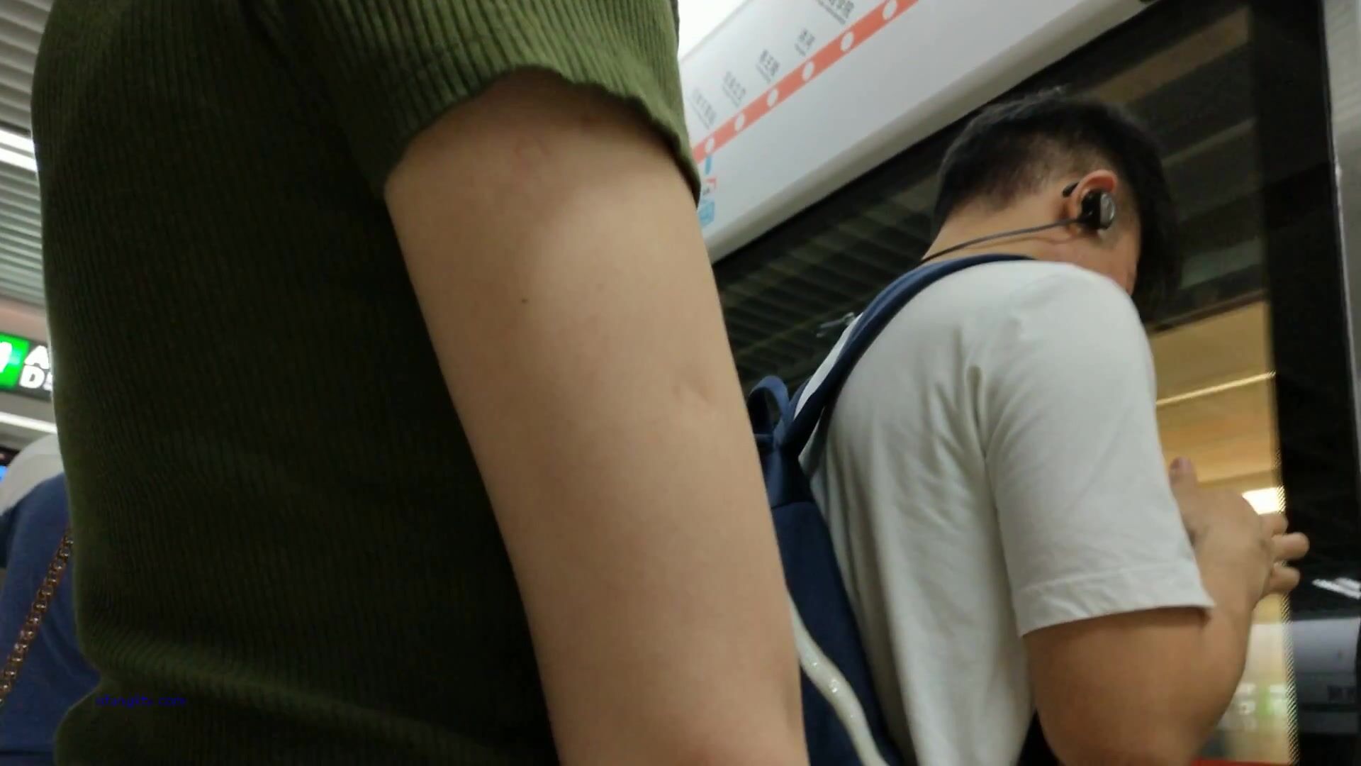 成都地鐵醫院抄底 驚現無內長腿美女 各式內內讓人噴血 幻想扒下推到啪啪 高清1080P版 (6)