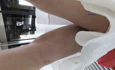 成都地鐵醫院抄底 驚現無內長腿美女 各式內內讓人噴血 幻想扒下推到啪啪 高清1080P版 (25)