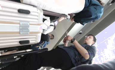 超高質量機場地鐵抄底 高挑美女陰毛旺盛露出兩根 三角內內夾在逼縫隙里 高清1080P版 (13)