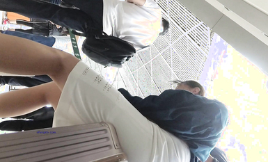 超高質量機場地鐵抄底 高挑美女陰毛旺盛露出兩根 三角內內夾在逼縫隙里 高清1080P版 (13)