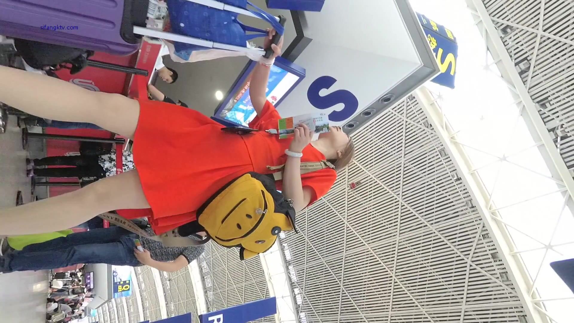 超高質量機場地鐵抄底 高挑美女陰毛旺盛露出兩根 三角內內夾在逼縫隙里 高清1080P版 (18)