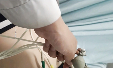 國內某體檢中心心電圖檢查偷拍 各種美乳大學生少婦美乳映入眼簾，處女的奶子圓潤堅挺好好看 (53)