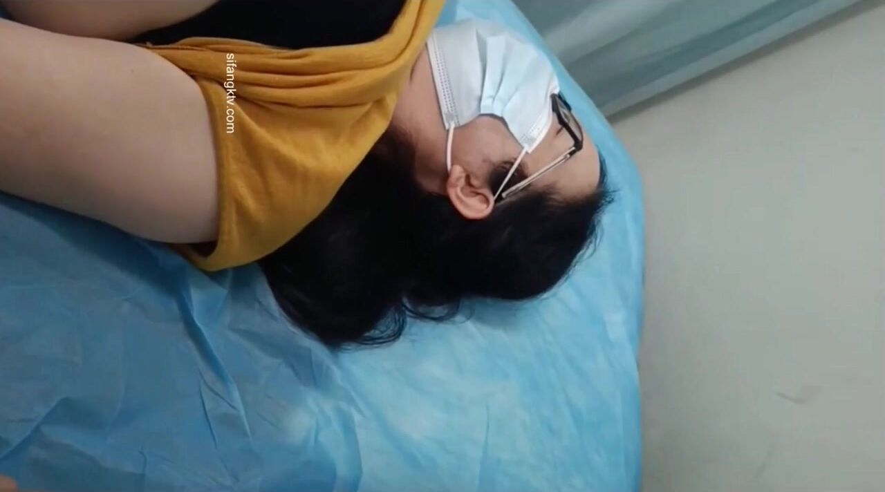 國內某體檢中心心電圖檢查偷拍 各種美乳大學生少婦美乳映入眼簾，處女的奶子圓潤堅挺好好看 (4)
