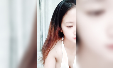 你說只是蹭蹭，這小妞好迷人看了秒硬，露臉高顏值膚白貌美大奶子真誘人，摸逼菊花摸逼逼大黑牛自慰自舔淫水