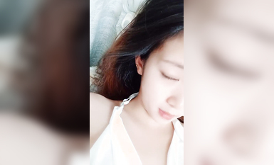 你說只是蹭蹭，這小妞好迷人看了秒硬，露臉高顏值膚白貌美大奶子真誘人，摸逼菊花摸逼逼大黑牛自慰自舔淫水