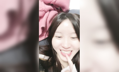 甜美乖巧鄰家妹妹！聊的開心給大家看逼！特寫小騷逼，毛毛比較砸亂，撥弄掰開家裡沒道具