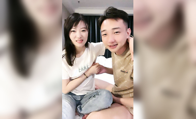 新人美御姐情侶操逼！穿上牛仔褲！小舌頭舔屌口活一流，騎乘位大長吊深插，扶腰後入猛頂