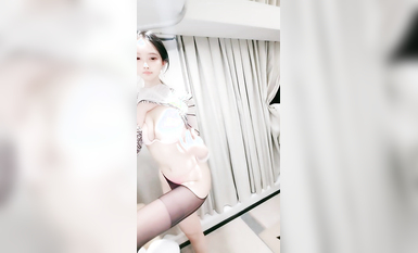 頂級顏值網紅女神！白皙皮膚粉嫩美乳！撥開內褲看穴，毛毛雜亂騷逼，掰開特寫清晰可見