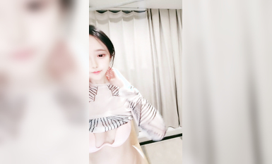 頂級顏值網紅女神！白皙皮膚粉嫩美乳！撥開內褲看穴，毛毛雜亂騷逼，掰開特寫清晰可見