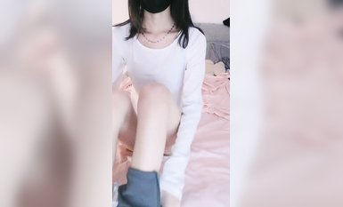 兩根小辮子學生妹！苗條身材纖細美腿！被炮友盡情輸出，翹起屁股後入猛懟，一下下叫起來好騷