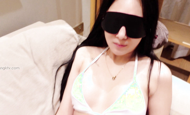 十月最新原大神老虎菜 _奧特曼原創_6彈_素人妹子第一次拍嚇得直哆嗦，加錢蹭臀射 (1)