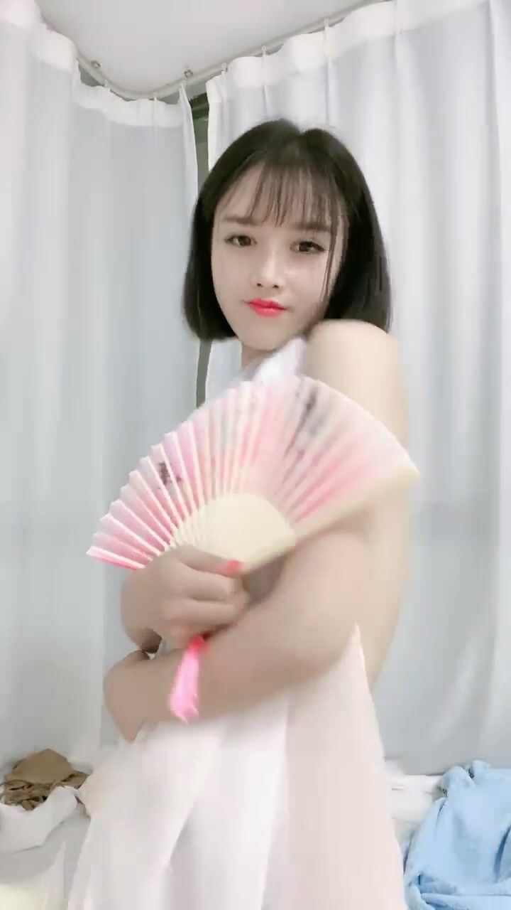 新下海古典美仙女 【迷你小公主】清風玉扇,優雅漏奶扒逼,緊致粉嫩小淫穴