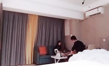 【反差同學探花】，神似鄭爽的學生妹，清純漂亮，小伙提前准備大黑牛，粉紅逼逼 (2)