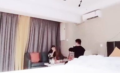 【反差同學探花】，神似鄭爽的學生妹，清純漂亮，小伙提前准備大黑牛，粉紅逼逼 (1)