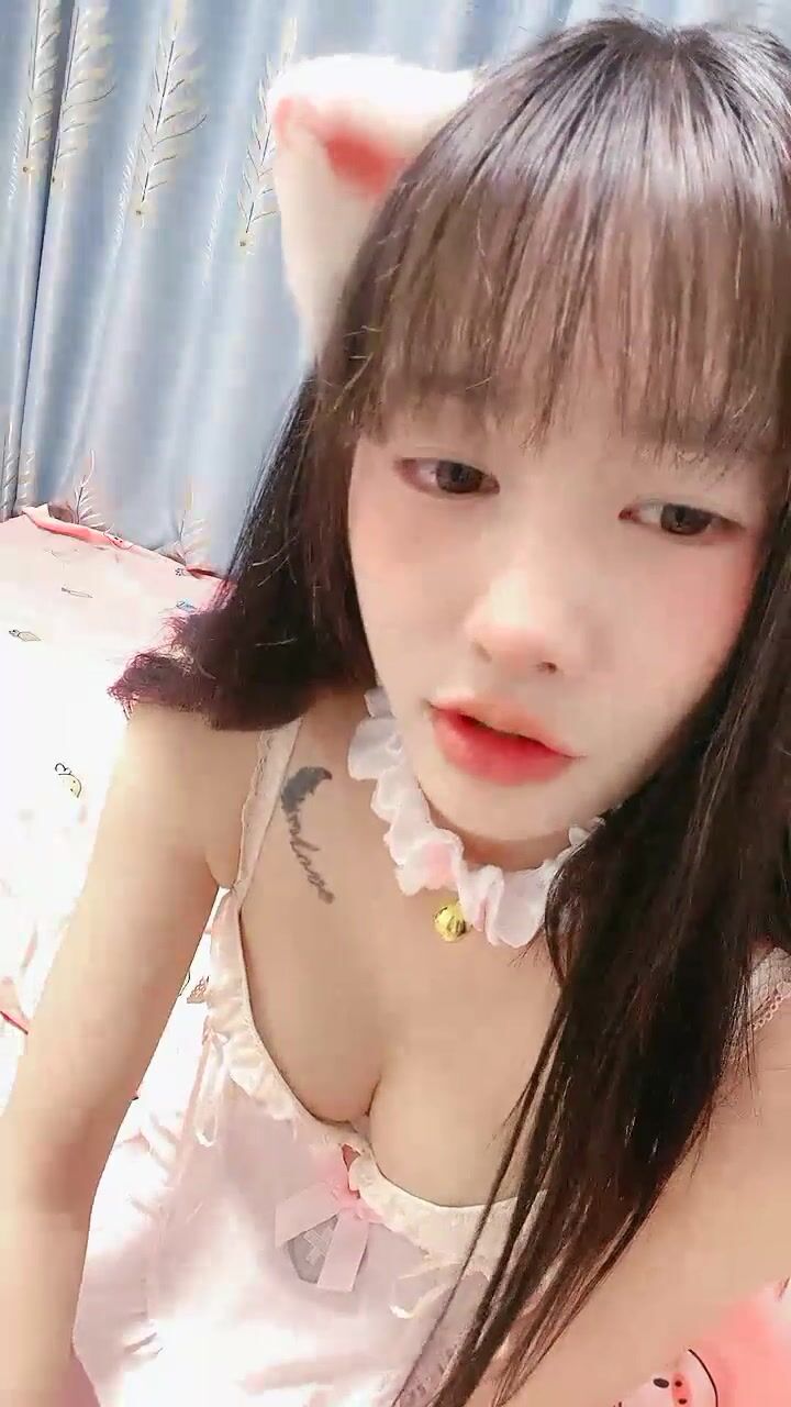 純欲系天花板美少女！情趣耳朵小鈴鐺！被炮友揉捏奶子，揉搓小穴低低呻吟，抓著JB吸吮舔弄