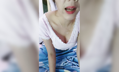 哺乳期爆乳騷女！出租屋激情操逼！半脫下牛仔褲大白臀，主動騎乘位猛操，特寫後入大肥臀