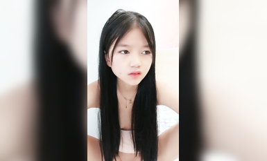 清純呆萌18小蘿莉！嬌小身材白虎干凈嫩穴！騎臉舔穴，太緊大屌慢慢插入，騎乘位抽插低低呻吟