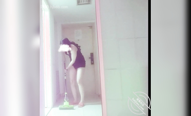 海角社區叔嫂亂倫 剛拖完地的嫂子被我瘋狂抽插，翹臀夾著大長白腿，瘋狂抽插累到抽筋