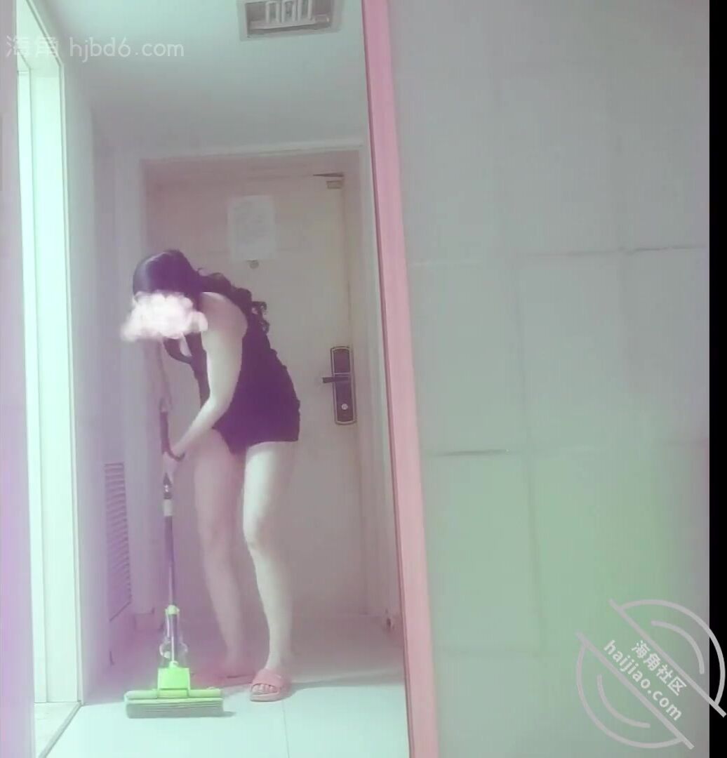 海角社區叔嫂亂倫 剛拖完地的嫂子被我瘋狂抽插，翹臀夾著大長白腿，瘋狂抽插累到抽筋