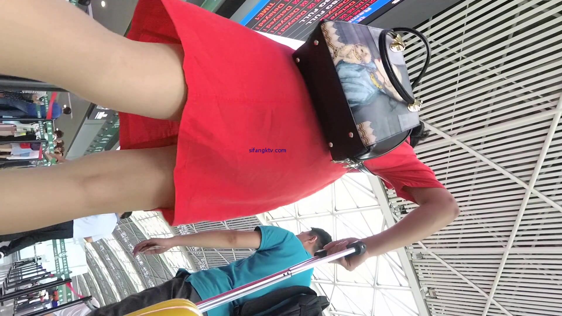 超高質量機場地鐵抄底5 驚現極品無內長腿美女 是方便借機小哥啪啪嗎 高清超高質量機場地鐵抄底 (9)