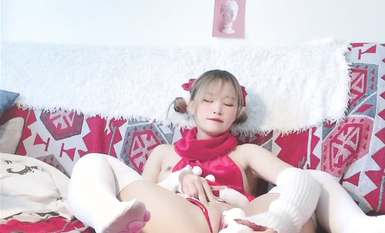 露臉小仙女！清純可愛蘿莉風嫩妹【小鹿醬】土豪私人定製~白虎粉B雙洞齊開高潮噴水 (10)