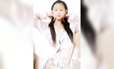 太嫩了！3個學生妹妹~在家全裸自慰~【佳怡】小穴反光~！ (1)