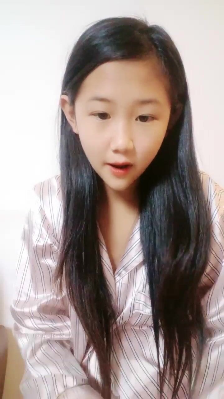 太嫩了！3個學生妹妹~在家全裸自慰~【佳怡】小穴反光~！ (1)