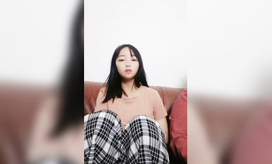 太嫩了！3個學生妹妹~在家全裸自慰~【佳怡】小穴反光~！ (8)