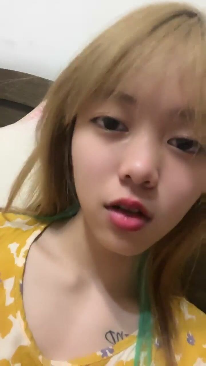 推薦！美乳學生親戚家大秀~【百事可愛】姑媽還在睡覺~ (6)