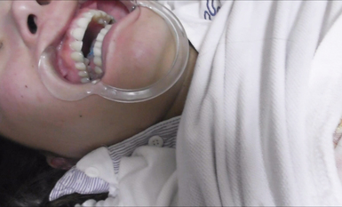 最新真實迷玩公司女同事 開口器 暴力翻 抽插各種玩弄 特寫無套抽插小穴 超清4K