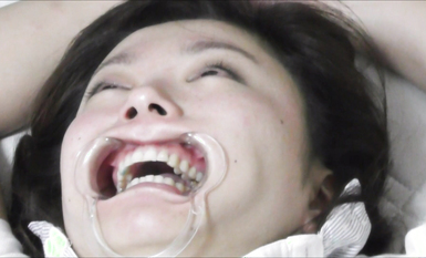 最新真實迷玩公司女同事 開口器 暴力翻 抽插各種玩弄 特寫無套抽插小穴 超清4K