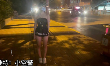 最新推特七位人氣蘿莉女主露出私拍 戶外野戰全裸路邊翹美臀後入啪啪小空醬  (1)