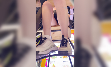 【最新 極品 抄底】KFC原創 超美氣質靚女 冬日短裙光腿 意外偷拍到反差臟內內 一副冷傲欠操的表情 超清4K原版