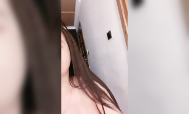 高顏值好身材極品嫩模秀給你看，各種風騷動作誘惑狼友，性感的大奶子粉嫩的逼逼菊花都很誘人，自己摳逼浪叫