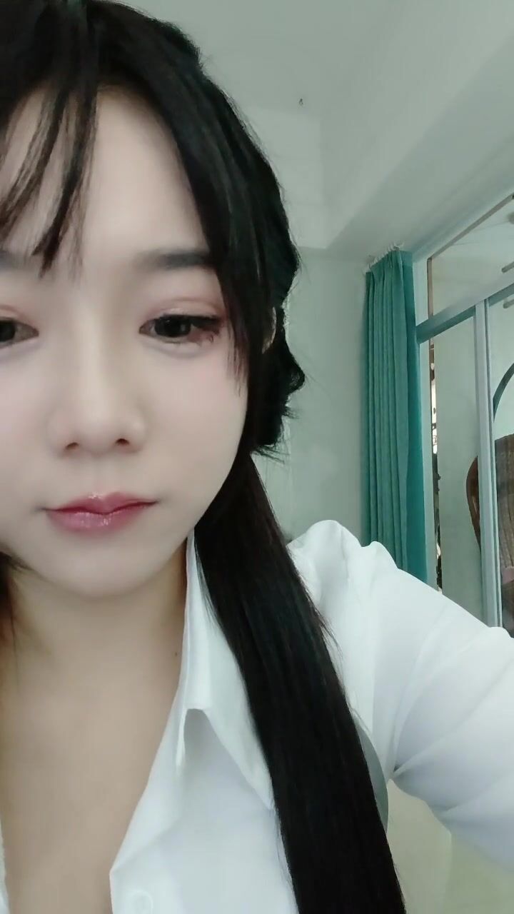 這樣的妞你喜歡嗎，黑絲露臉制服誘惑，你喜歡的樣子她都有，脫衣艷舞漏奶又漏逼，風騷又可愛，精彩又刺激