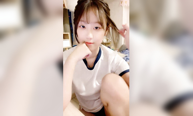 極品學妹來襲，全程露臉乖巧可愛，圓潤堅挺的騷奶子自己揉捏陪狼友撩騷，特寫逼逼給狼友看自己摳深夜可射