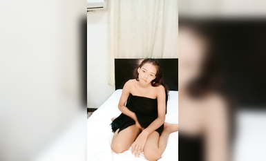 巴基斯坦巨乳美女！超棒顏值國人小伙操逼！掏出大屌讓妹子舔，無毛騷逼猛操，兩個奶子直晃動