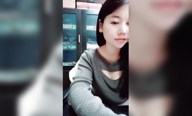 寂寞的財務姐姐露臉上著班發騷好刺激，聽狼友指揮掏出奶子自己舔乳頭都漏出來了，逼逼里塞著跳蛋抽插好騷啊