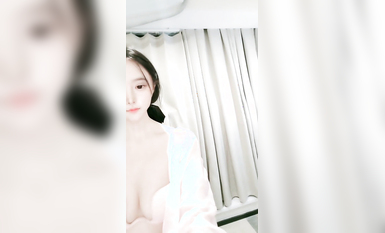 性感尤物網紅女神！白嫩皮膚美乳！情趣裝撥開內褲，跳蛋震動搞得好濕，翹起雙腿掰穴特寫