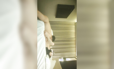 【69口嗨哥】約操良家騷女，吃飽喝足開操，扒掉褲子69舔逼，操一會休息一會