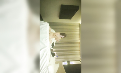 【69口嗨哥】約操良家騷女，吃飽喝足開操，扒掉褲子69舔逼，操一會休息一會