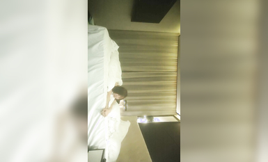 【69口嗨哥】約操良家騷女，吃飽喝足開操，扒掉褲子69舔逼，操一會休息一會