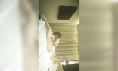 【69口嗨哥】約操良家騷女，吃飽喝足開操，扒掉褲子69舔逼，操一會休息一會