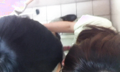 偷偷跟蹤高中情侶在公廁當四腳獸 兩人乾的忘我沒注意被人偷拍