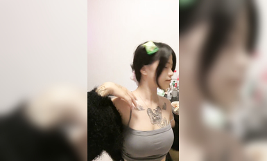 滿身紋身小姐姐！周末和小男友操逼！抓起長屌吸吮，主動騎乘位深插，第一視角後入蜜桃臀